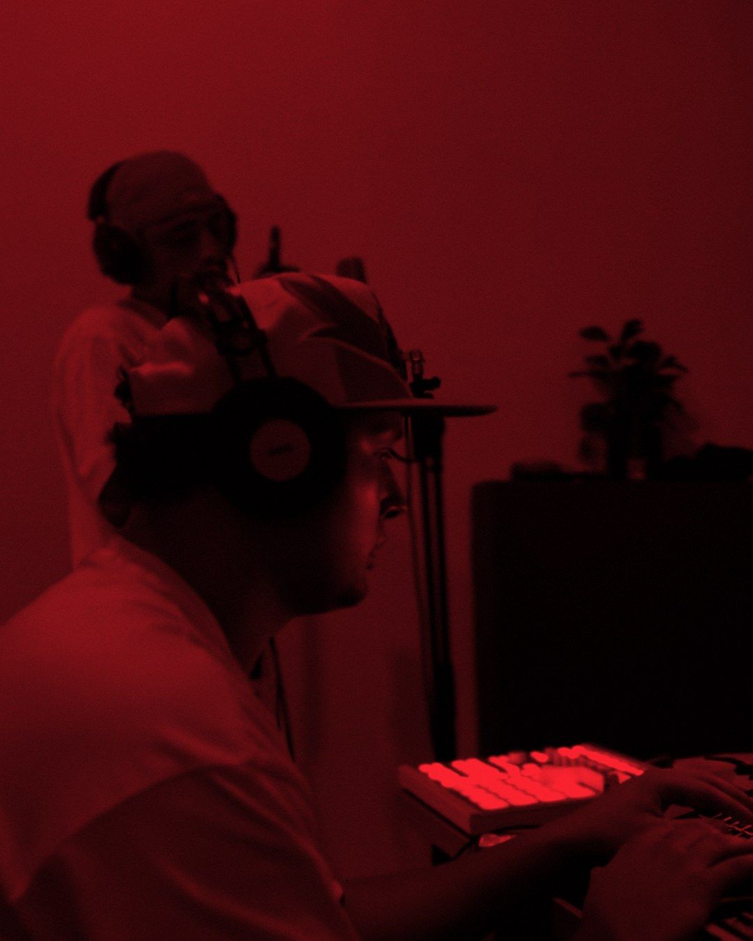 DRAIY al lavoro in studio durante una sessione